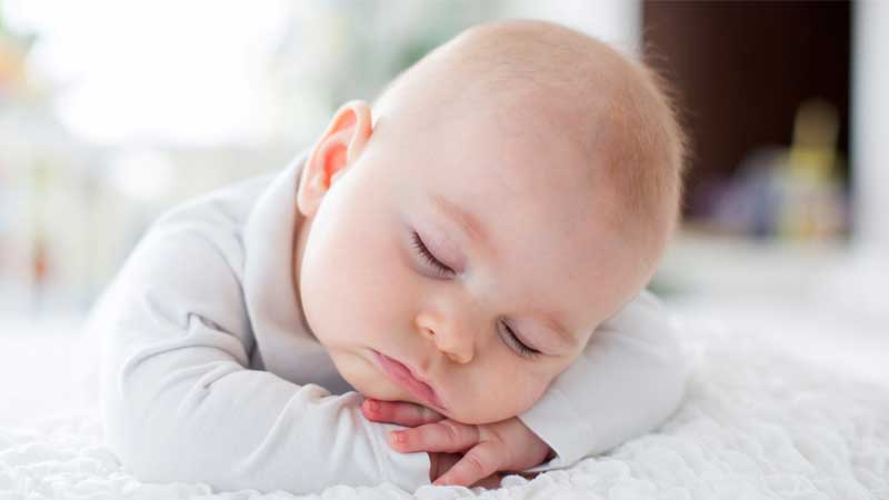 چگونگی خوابیدن کودک 4 ماهه