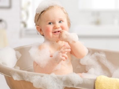آموزش حمام کردن نوزاد تازه متولد شده